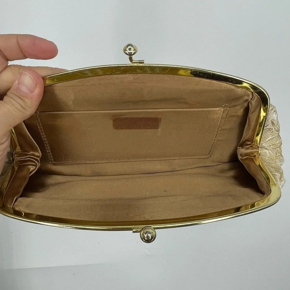 Vintage brocade clasp clutch. Ivory and gold stitching - Picture 6 of 6